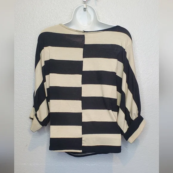 💚5/$25 Striped Black & Cream Cropped Slouchy Dolman Knit Top Size Medium - Picture 5 of 6